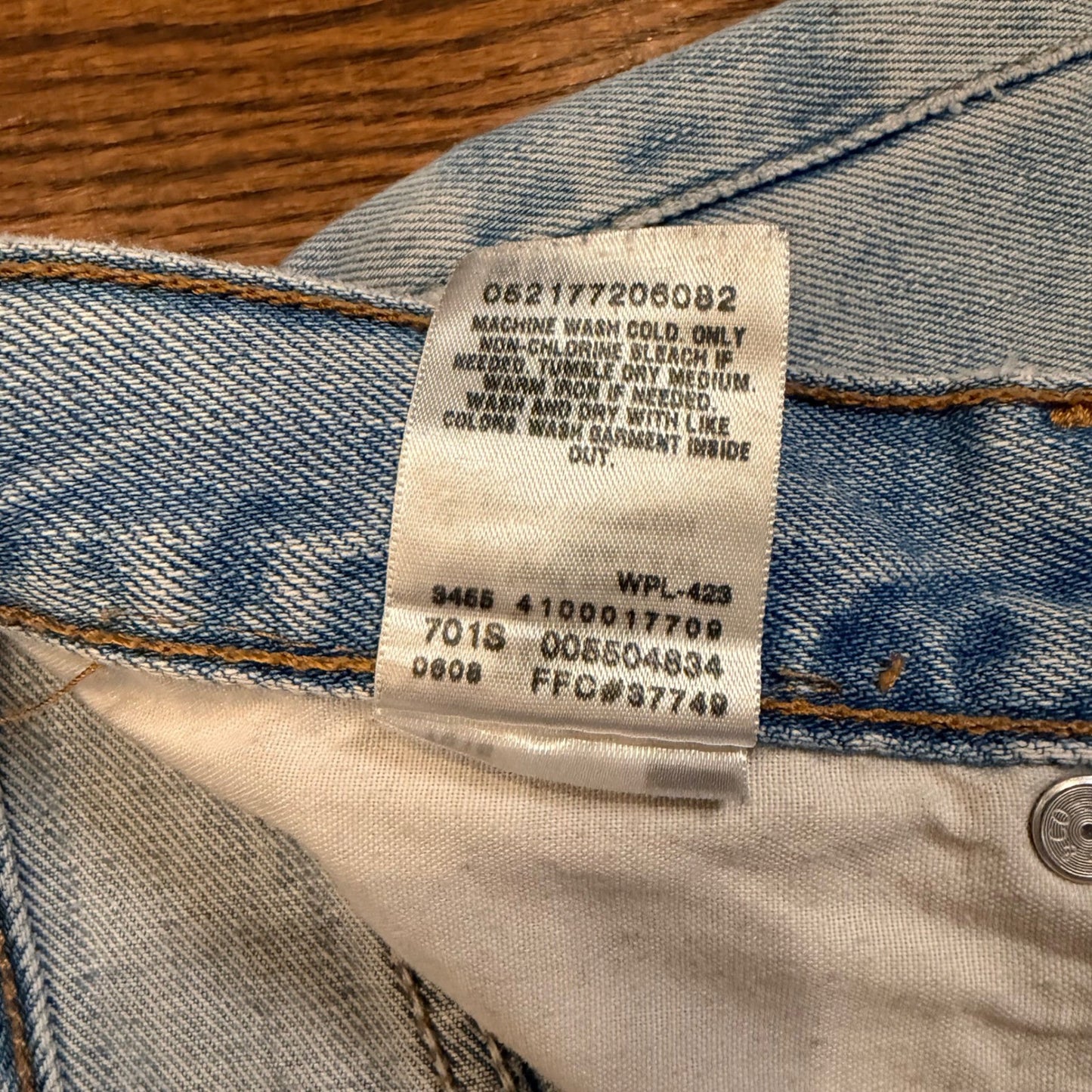 Vintage Levi's 550 Relaxed Fit Tapered Leg Jeans 33x34 Light Wash Blue Denim