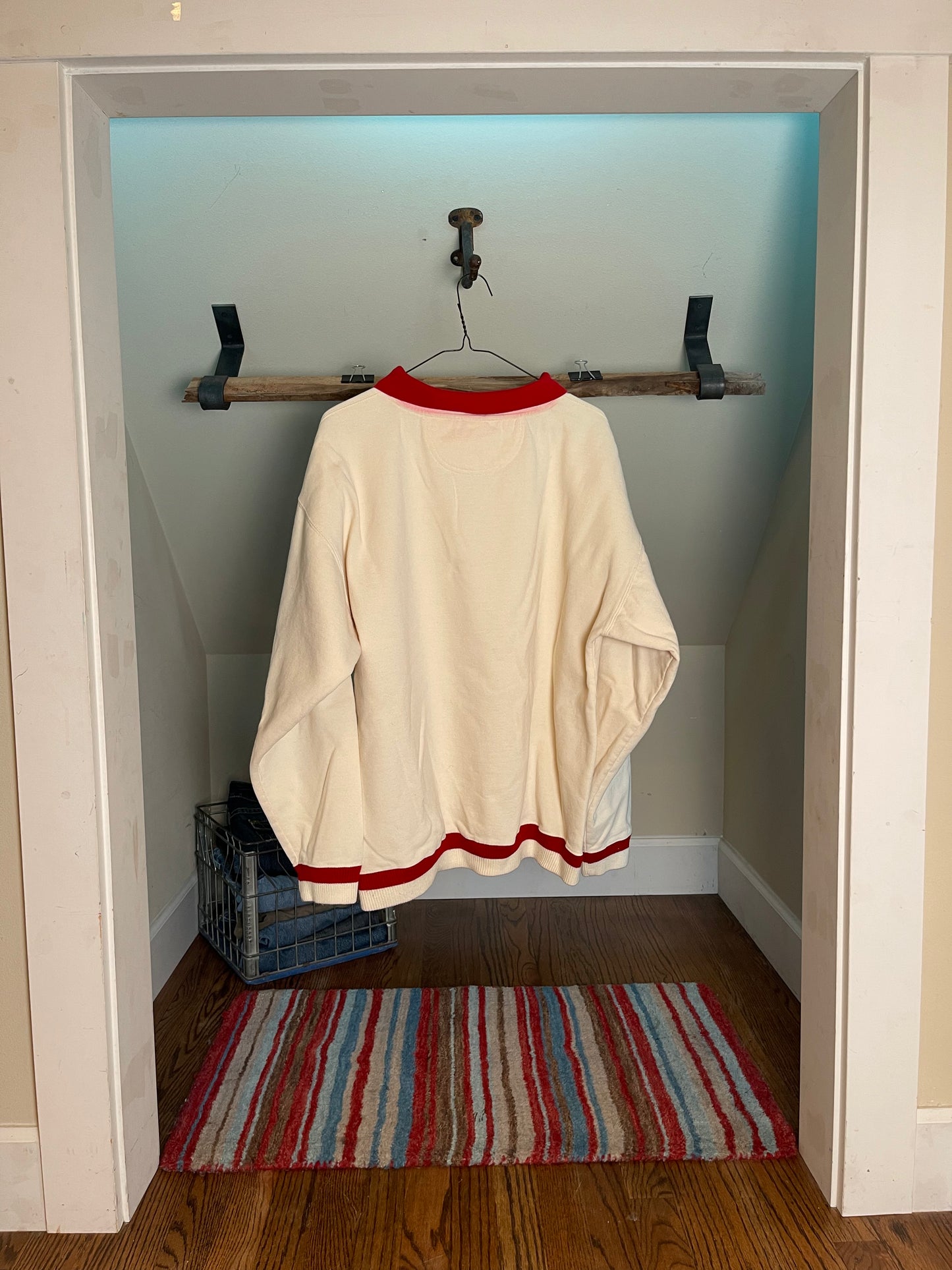 Vintage Inn at Spanish Head Crewneck Sweatshirt – Cream & Red Retro Pullover | The Attic Clothing