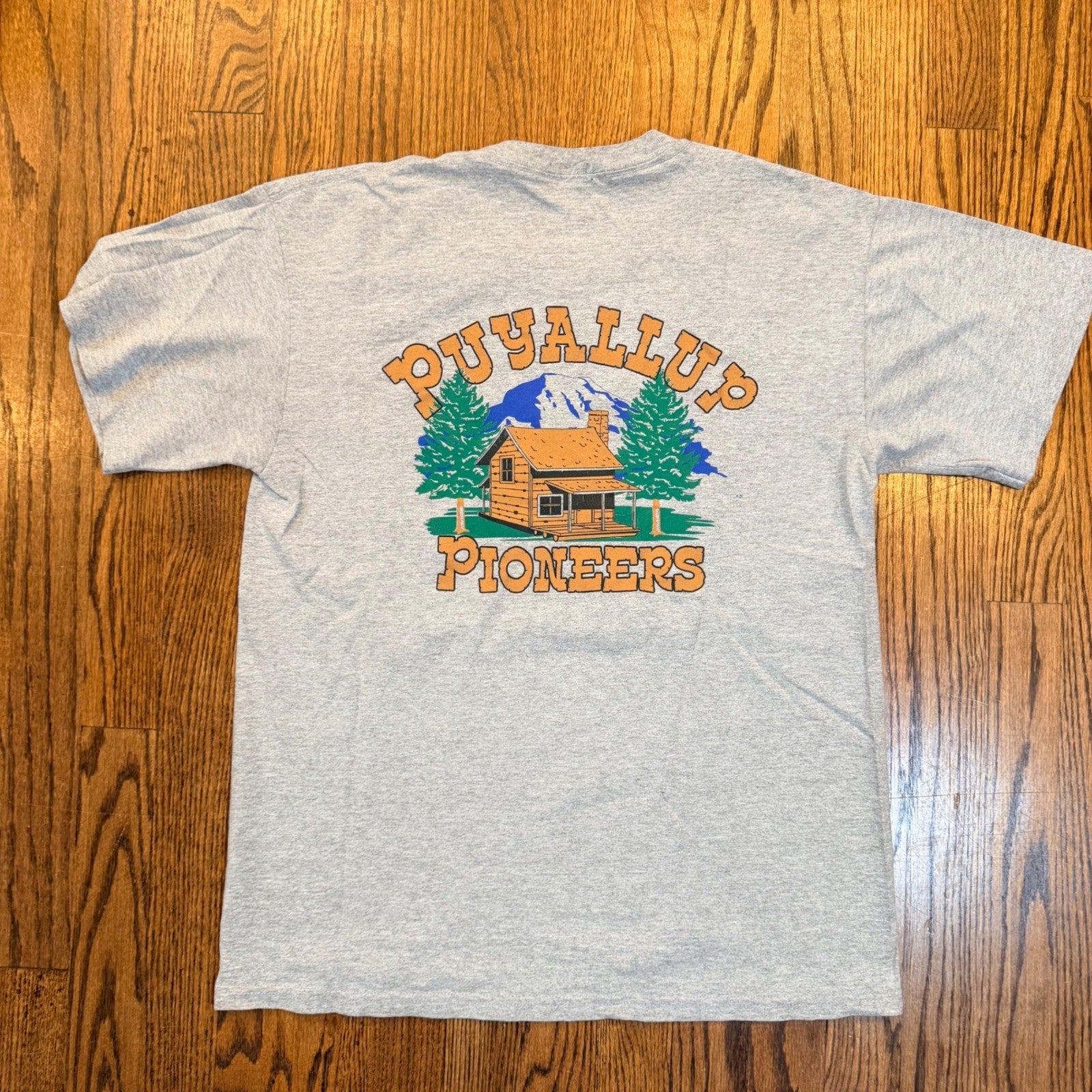 Puyallup Pioneers Pathfinders Graphic T-Shirt Gray Cabin Mountain Small/Medium