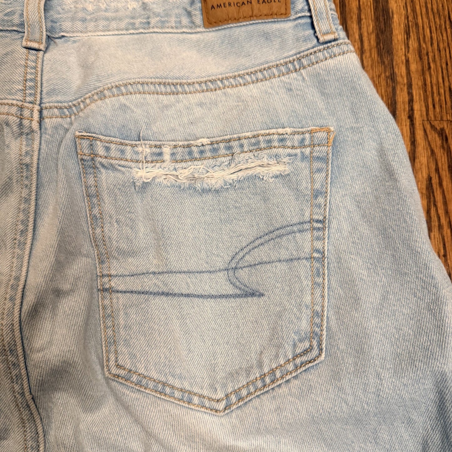American Eagle Mom Jeans Size 0 Ripped Distressed Light Wash Denim Y2K