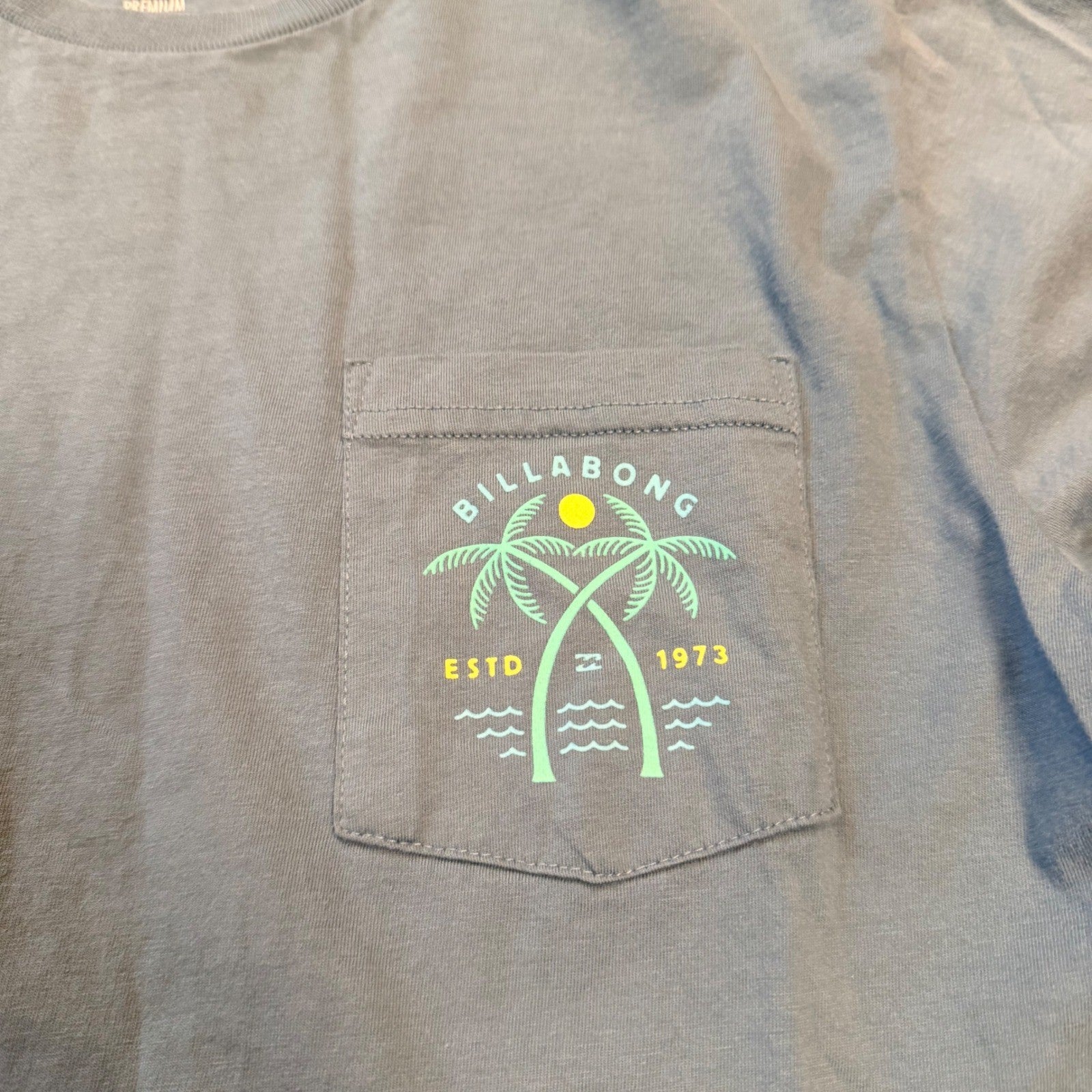 Billabong Premium Pocket T-Shirt Palm Tree Graphic Size Small Blue