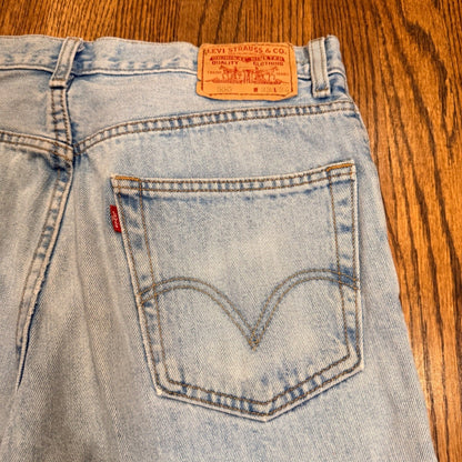 Vintage Levi's 550 Relaxed Fit Tapered Leg Jeans 33x34 Light Wash Blue Denim