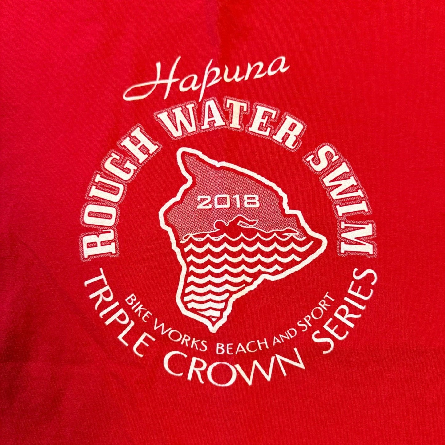 Hapuna Roughwater Swim 2018 Triple Crown Series Graphic T-Shirt Medium Red