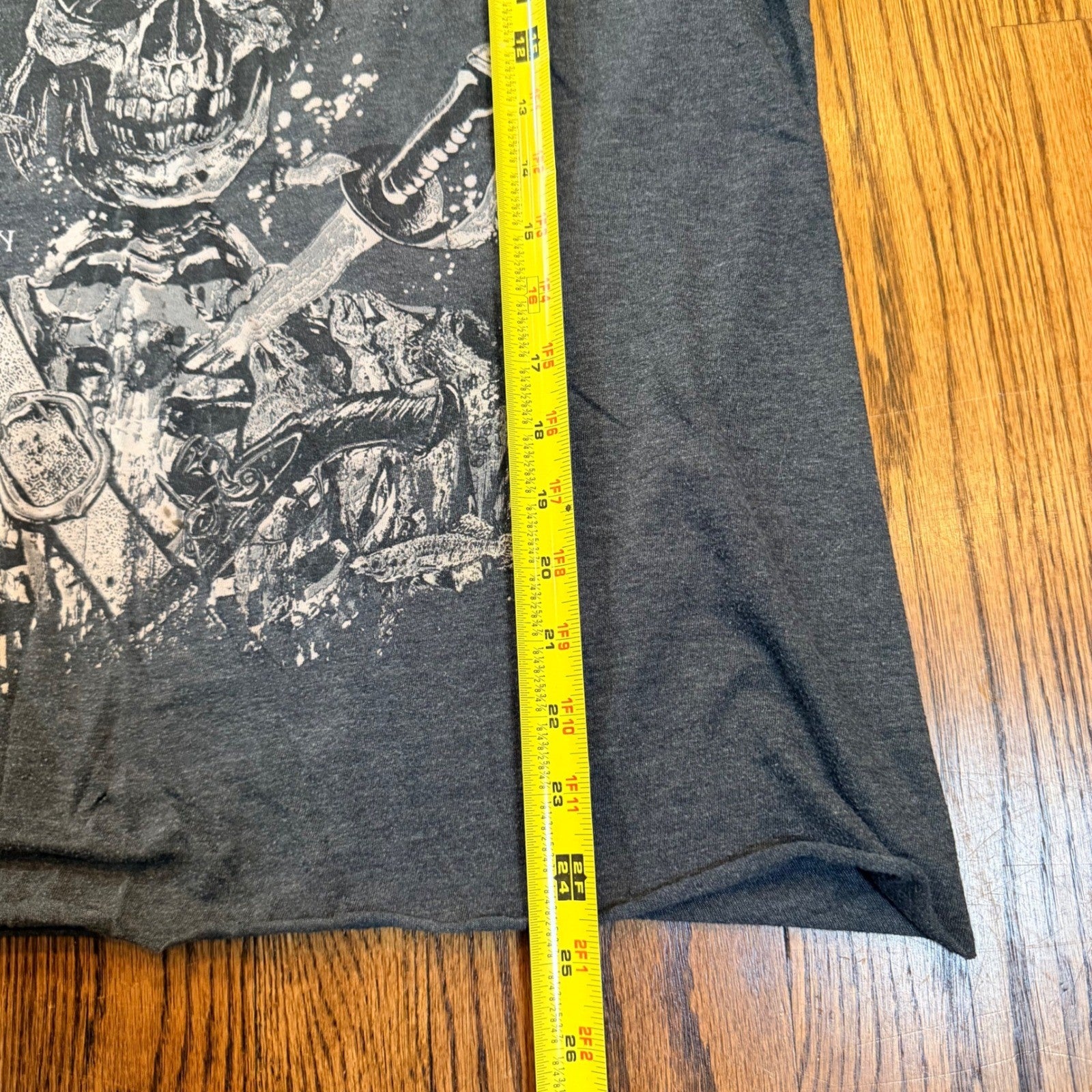 Cayman Islands Pirate Skull Graphic T-Shirt Cropped Medium Charcoal Gray