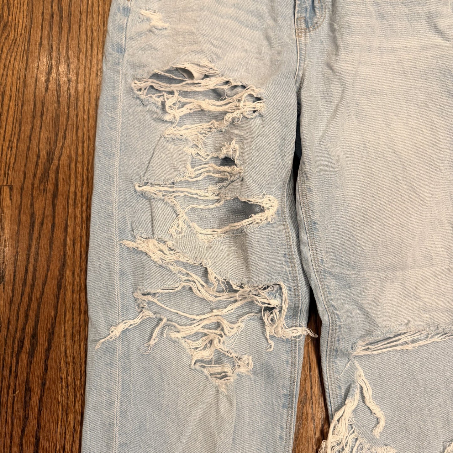 American Eagle Mom Jeans Size 0 Ripped Distressed Light Wash Denim Y2K