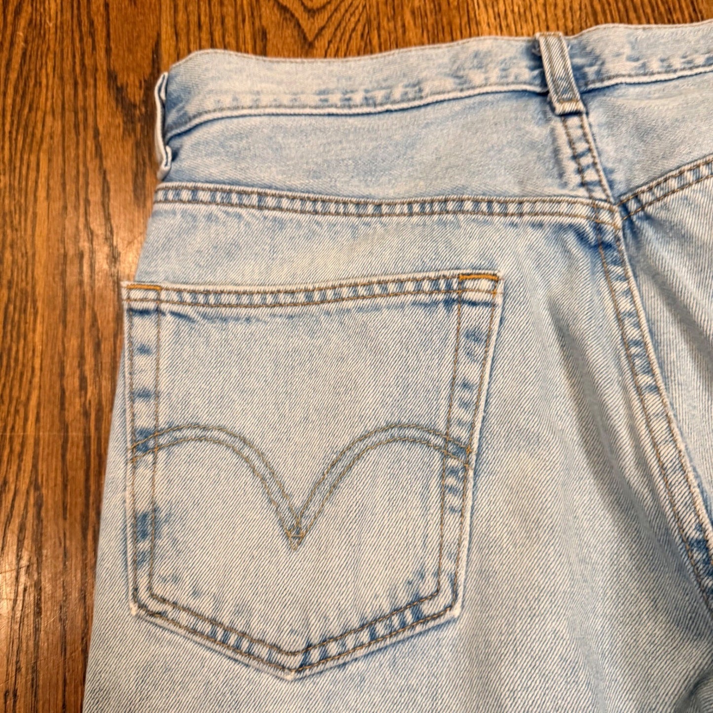 Vintage Levi's 550 Relaxed Fit Tapered Leg Jeans 33x34 Light Wash Blue Denim