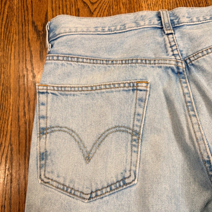 Vintage Levi's 550 Relaxed Fit Tapered Leg Jeans 33x34 Light Wash Blue Denim