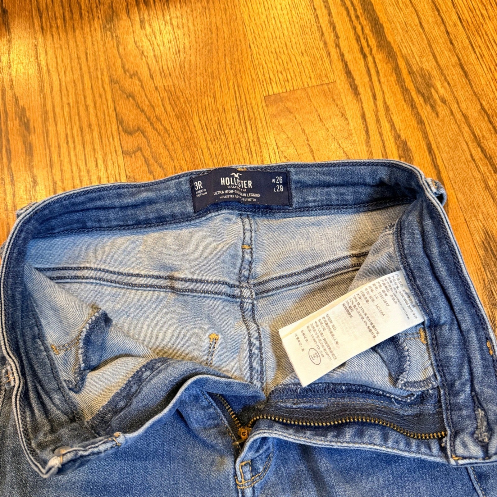 Hollister Ultra High-Rise Jean Legging Distressed Ripped Knee 3R W26 Blue