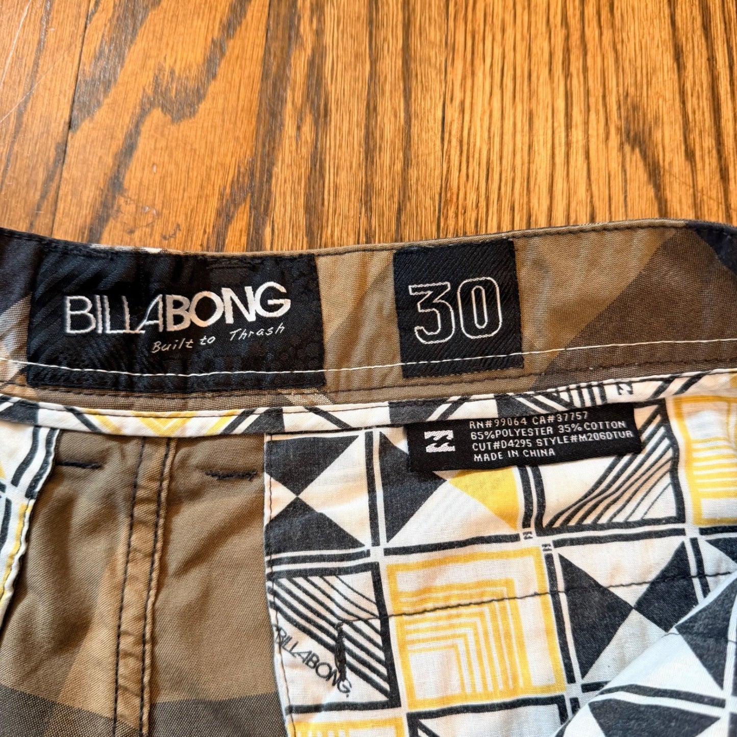 Billabong Built to Thrash Plaid Walk Shorts Size 30 Brown Navy Blue