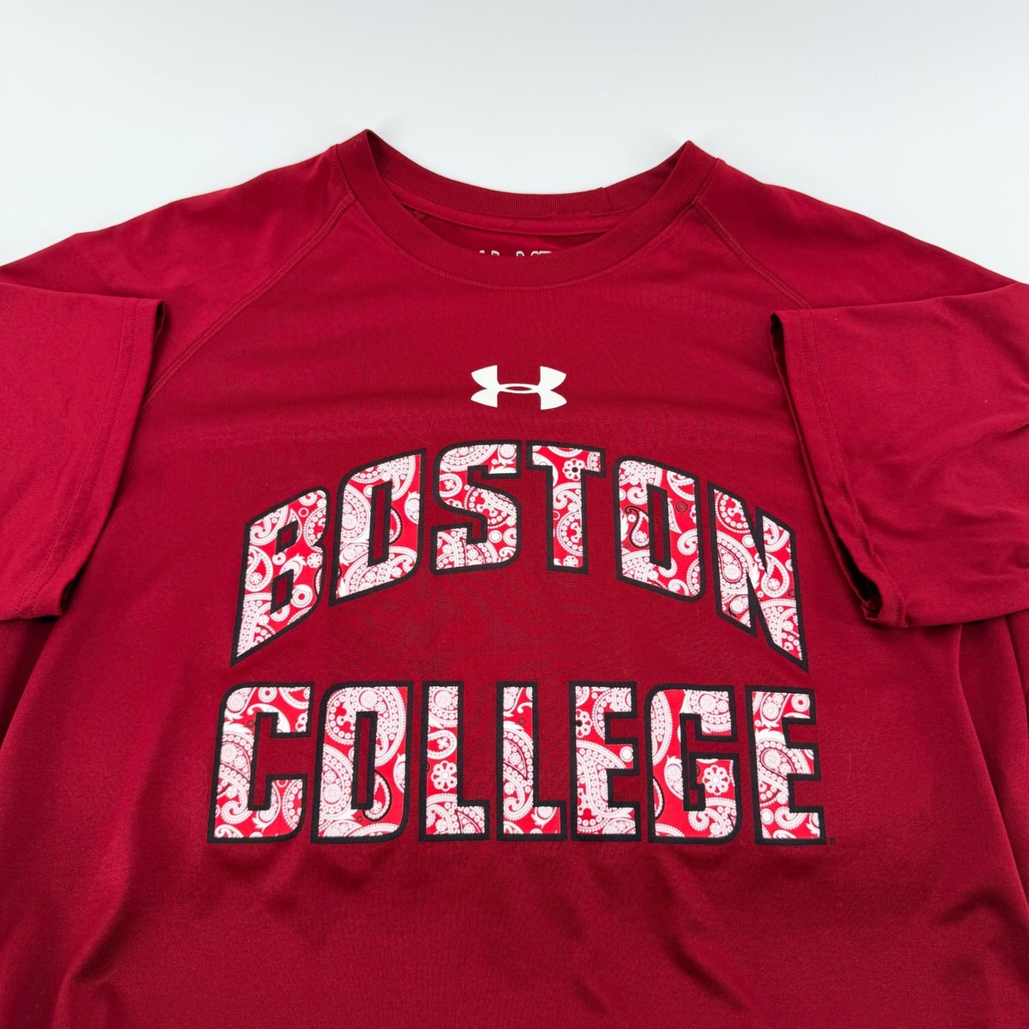 Under Armour Boston College Paisley Graphic HeatGear Shirt Mens Medium Maroon